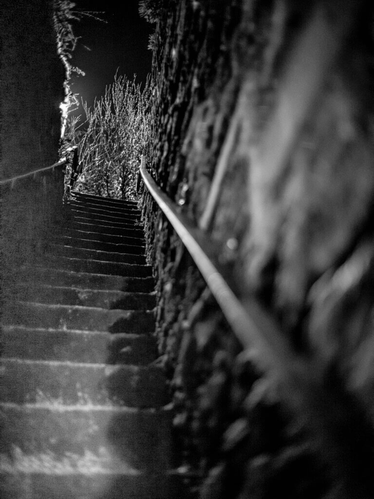 “Th ’Ole I’ Th’ Wall Steps”